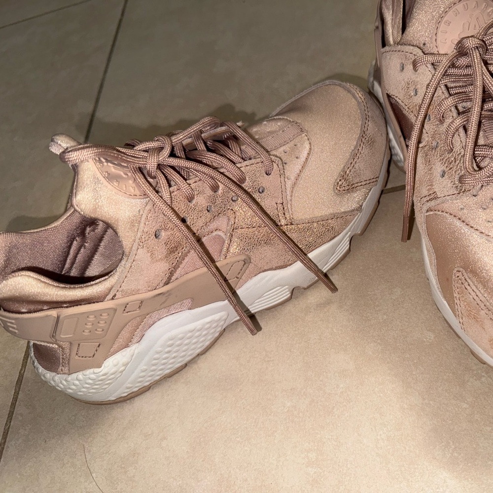 Nike pink hurraches
